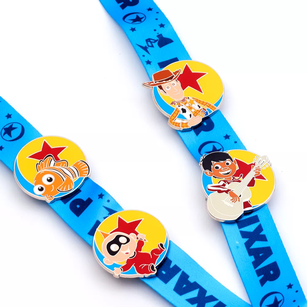 Disney Store Ensemble Pin's Et Tour De Cou Pixar – Image 2
