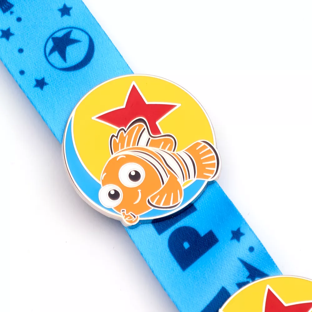 Disney Store Ensemble Pin's Et Tour De Cou Pixar – Image 3