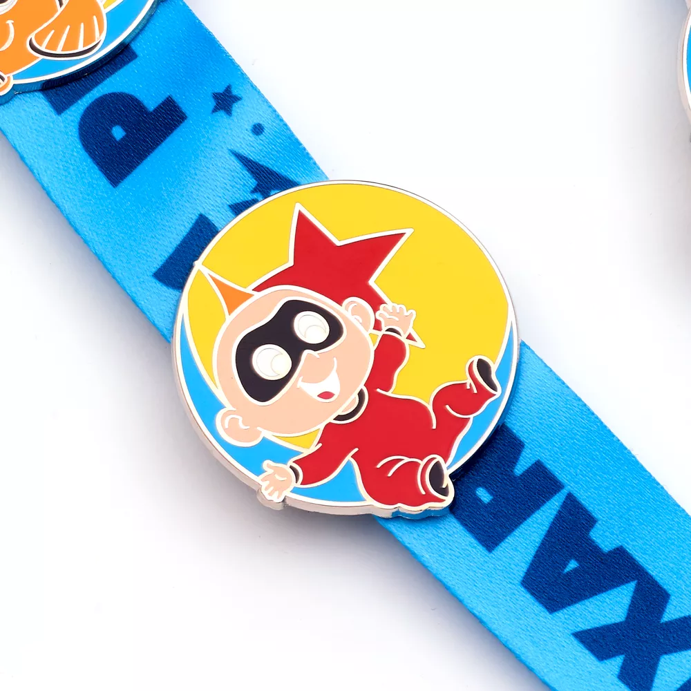 Disney Store Ensemble Pin's Et Tour De Cou Pixar – Image 4
